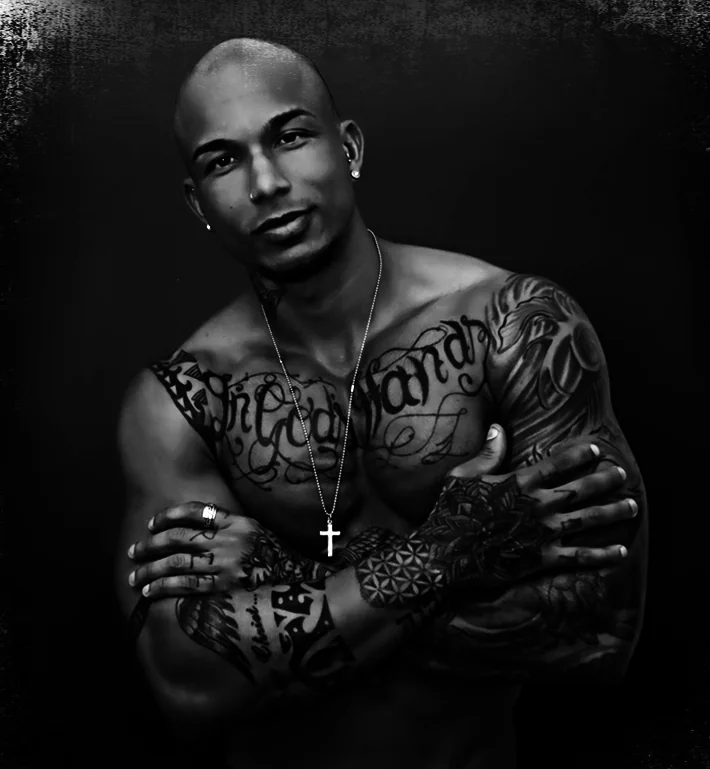 Retrato en blanco y negro de un hombre tatuado, por Tentesion