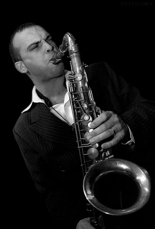Retrato en blanco y negro de un saxofonista, por Tentesion