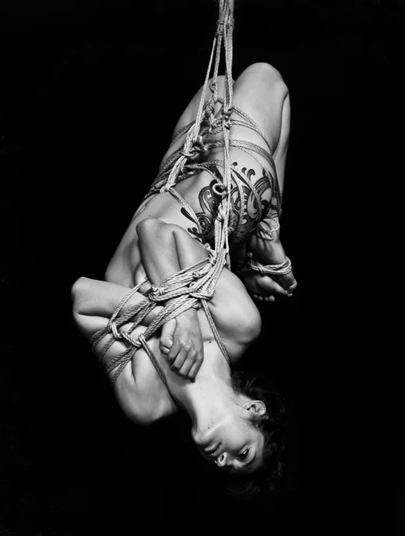 Suspensión de shibari en blanco y negro, por Tentesion